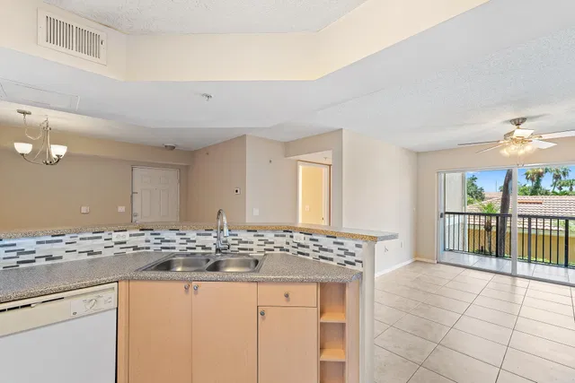 Unit 2-209 photo 16