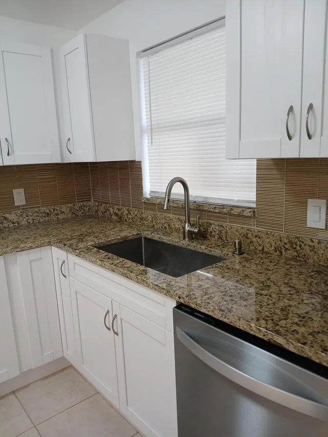  Unit 405 photo 4