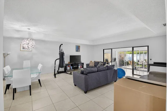  Residence photo 8