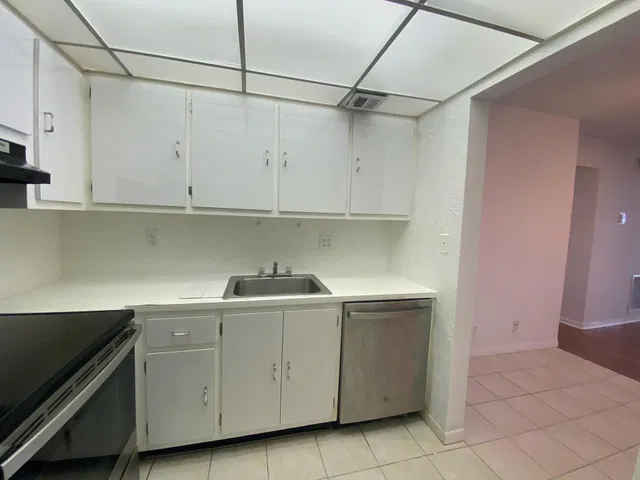 Unit 0280 photo 6