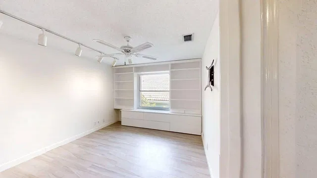 Residence photo 24