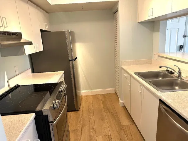 Unit 208 photo 5