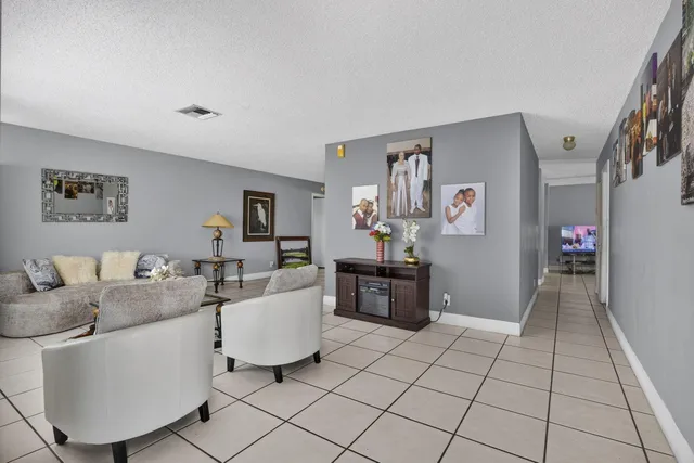 Residence photo 8