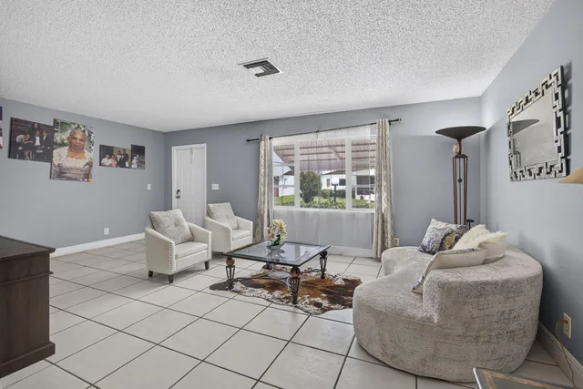 Residence photo 12