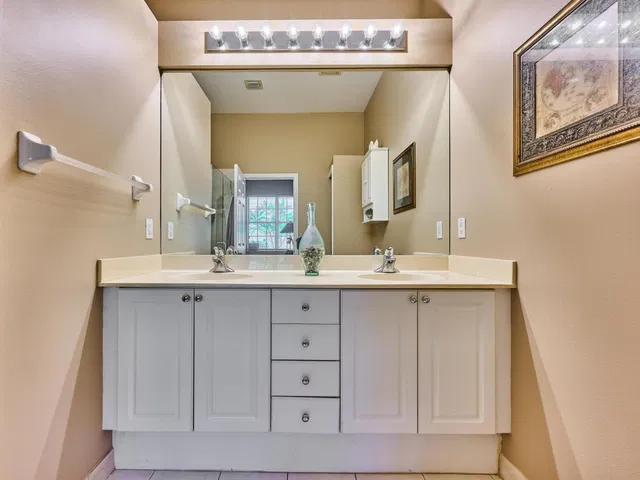 Residence photo 82