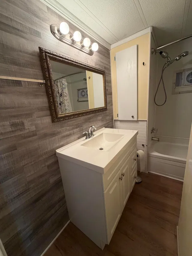 Unit 119 photo 11