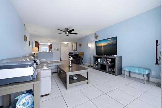 Unit 309 photo 6
