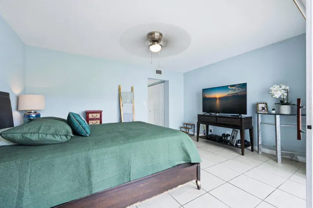 Unit 309 photo 17