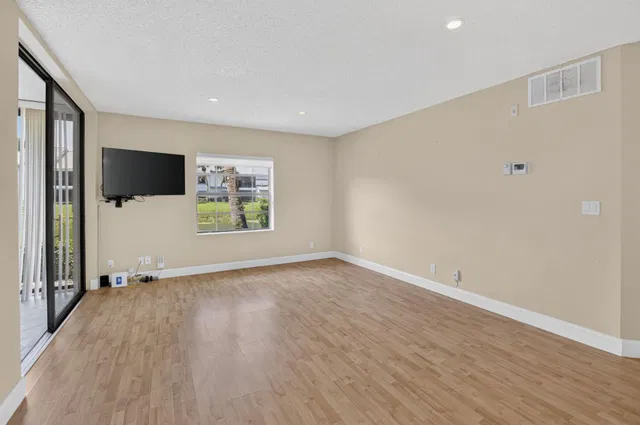 Unit C photo 7