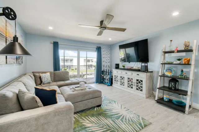Unit 211 photo 15