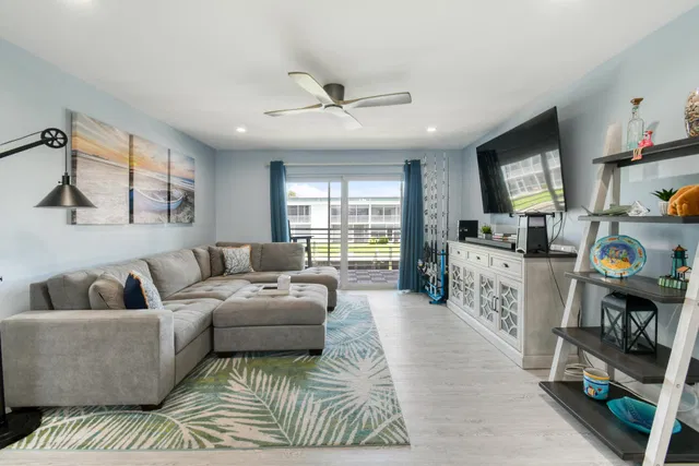 Unit 211 photo 16