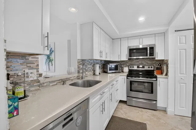 Unit 1060 photo 20