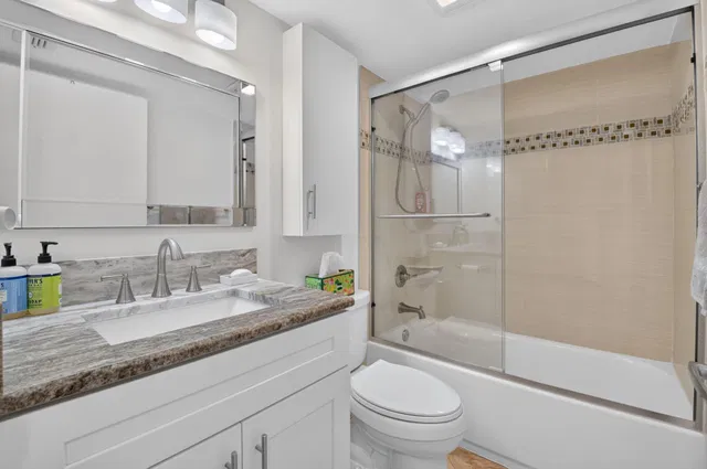 Unit 1060 photo 33