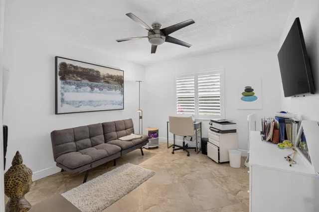Unit 1060 photo 34