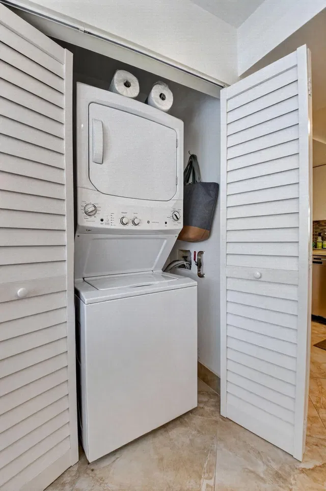 Unit 1060 photo 60