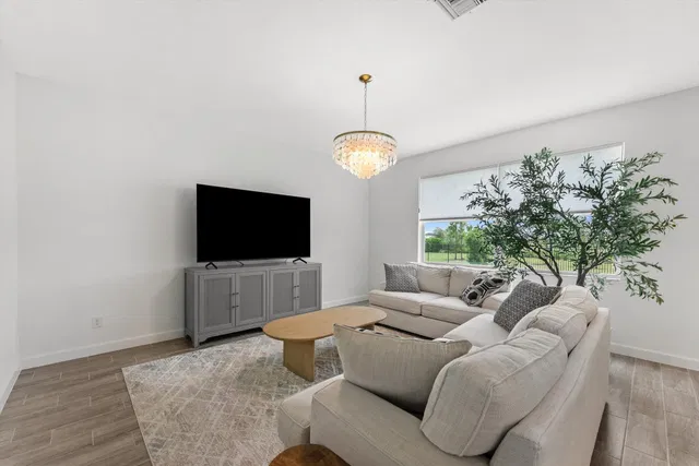  Residence photo 12