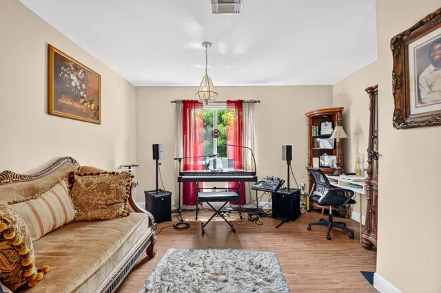 Residence photo 34