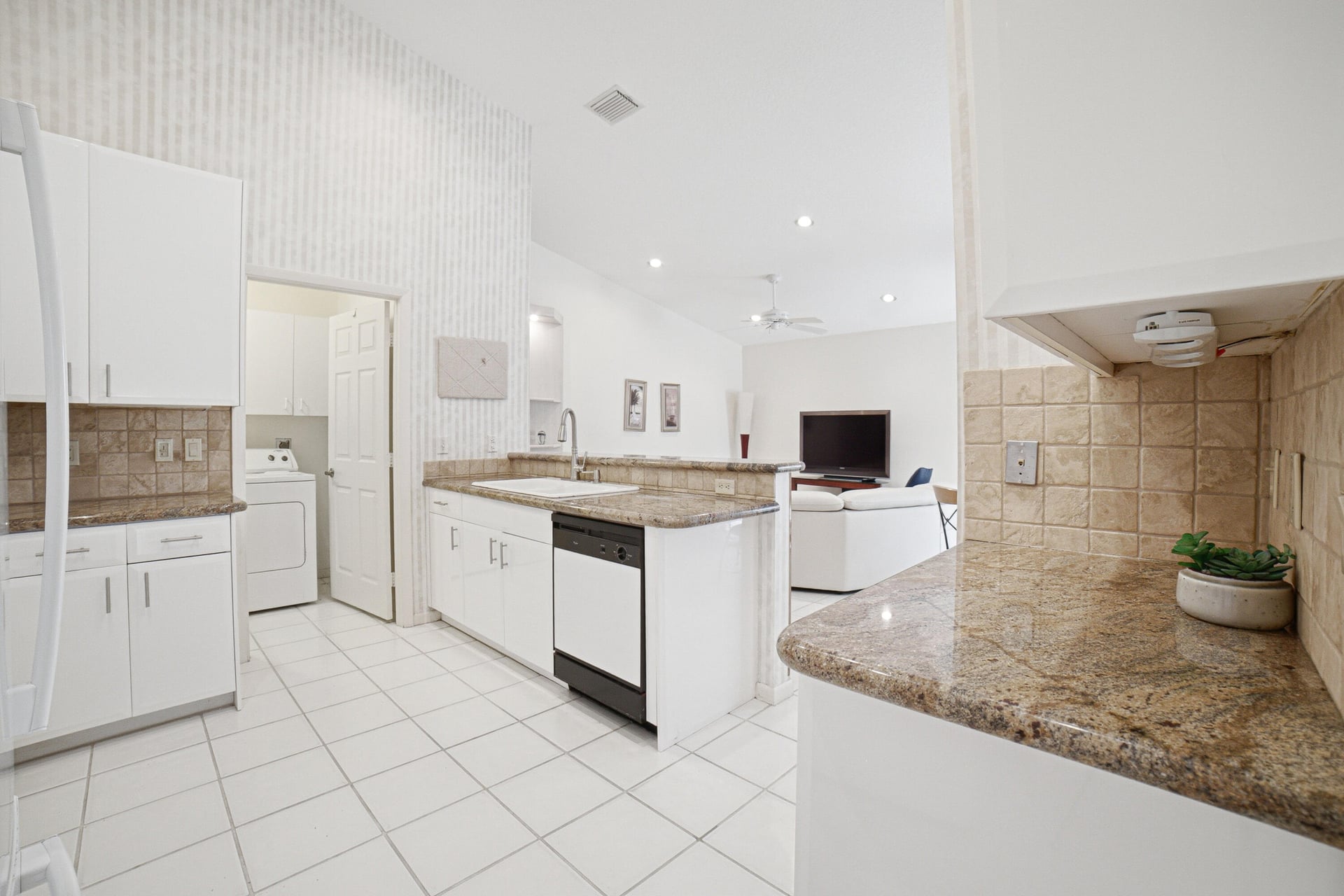  Residence photo 4