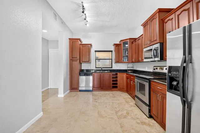 Unit 402 photo 6