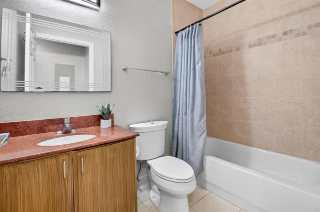 Unit 402 photo 18