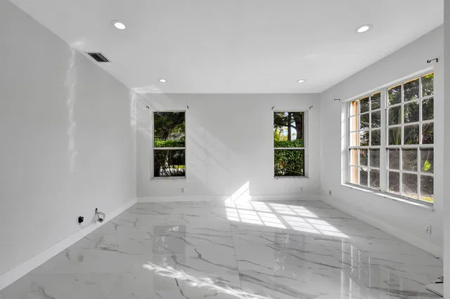 Residence photo 5