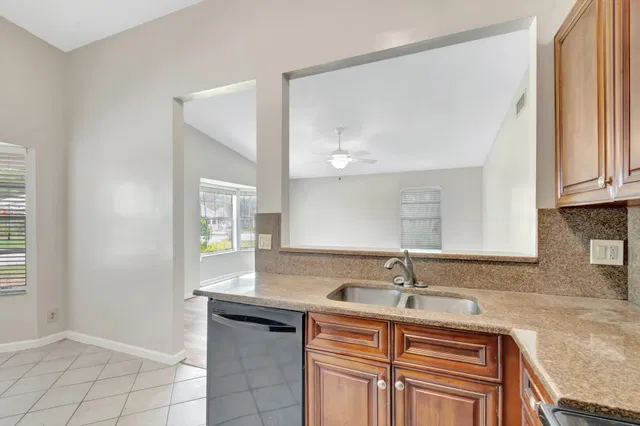  Residence photo 9