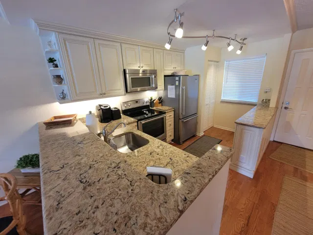 Unit B207 photo 25
