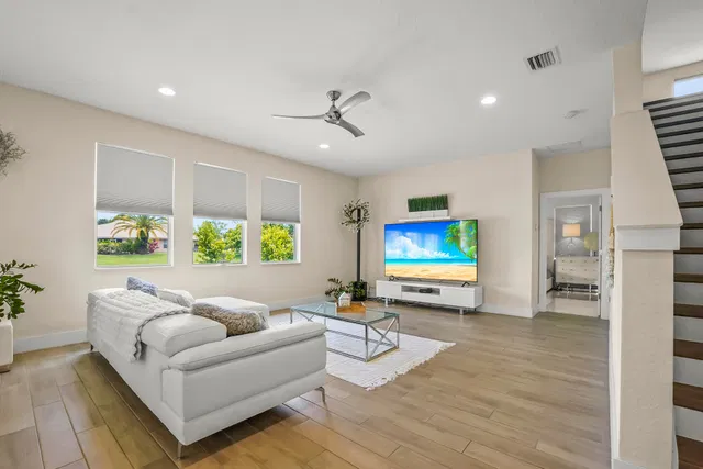  Residence photo 4