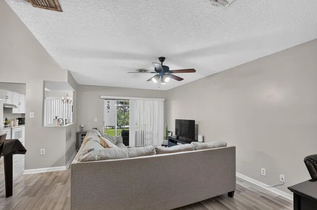  Residence photo 4
