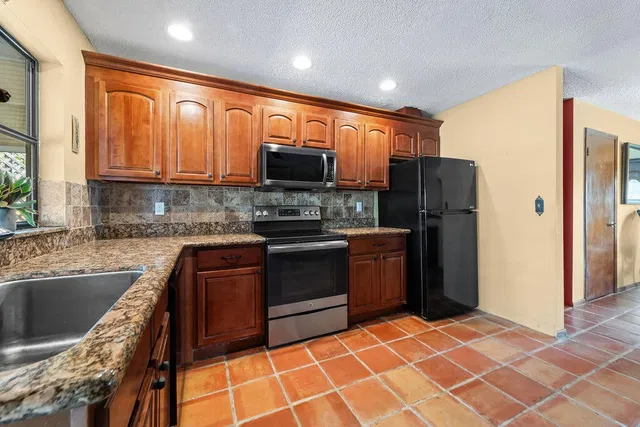  Residence photo 5