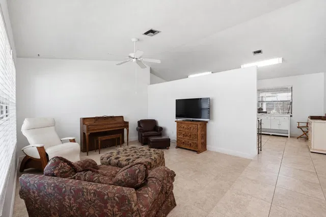 Residence photo 3