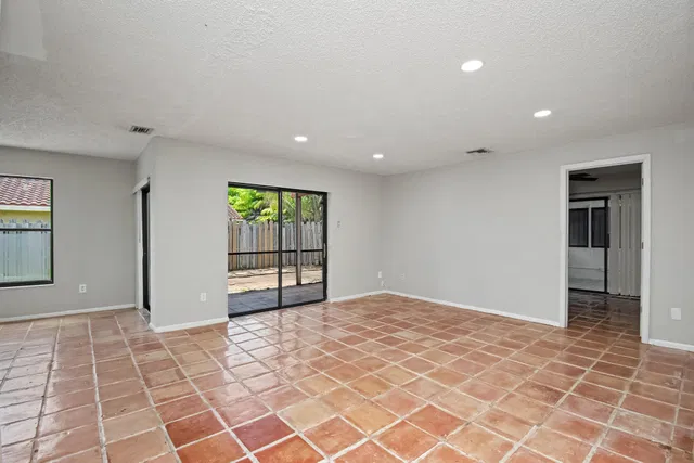 Residence photo 3