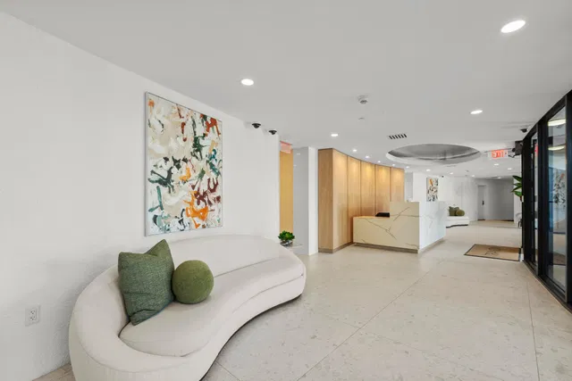 Trianon Unit 1102 photo 21