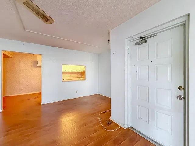 Unit E1 photo 5