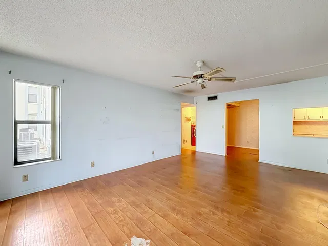 Unit E1 photo 6