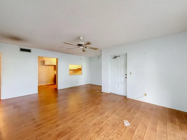 Unit E1 photo 7