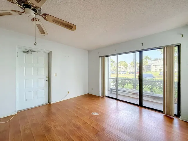 Unit E1 photo 8