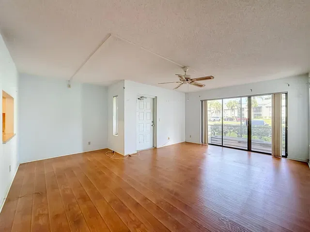 Unit E1 photo 9