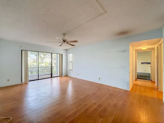 Unit E1 photo 10