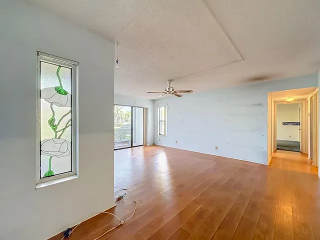 Unit E1 photo 11