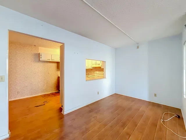 Unit E1 photo 12