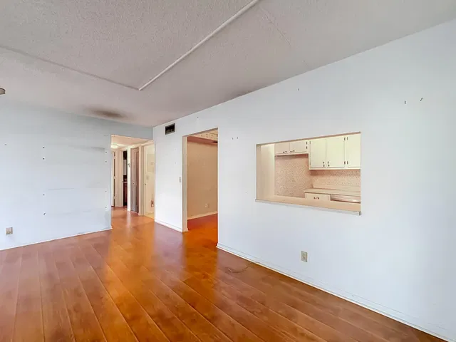 Unit E1 photo 13