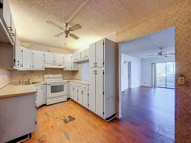 Unit E1 photo 14