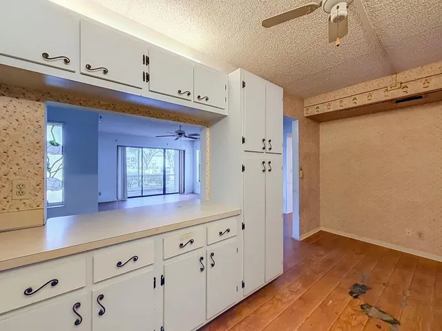Unit E1 photo 17