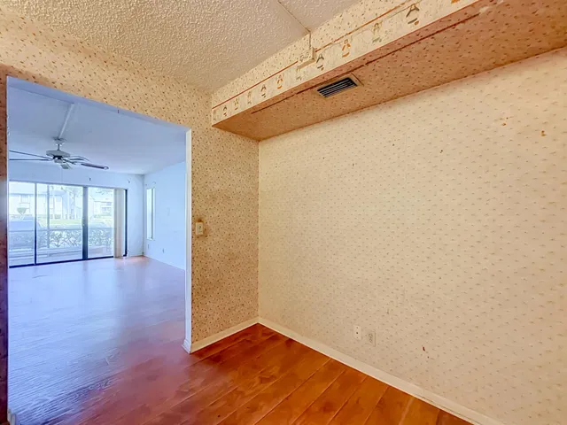 Unit E1 photo 19