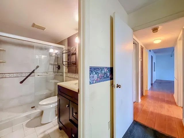 Unit E1 photo 22