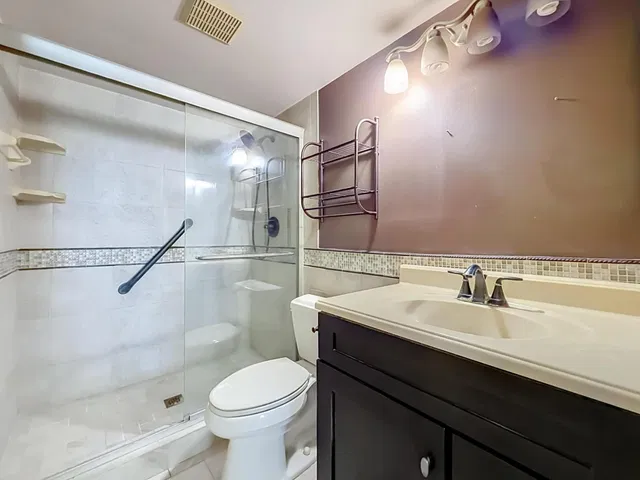 Unit E1 photo 23