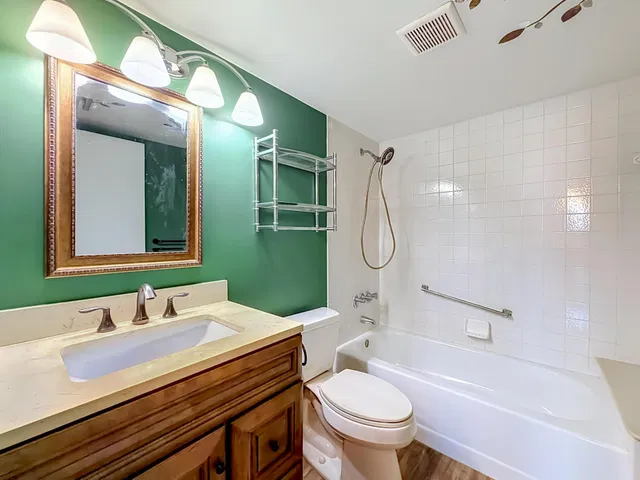 Unit E1 photo 29