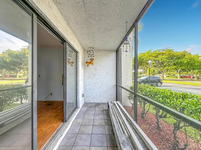 Unit E1 photo 37