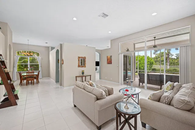  Residence photo 6